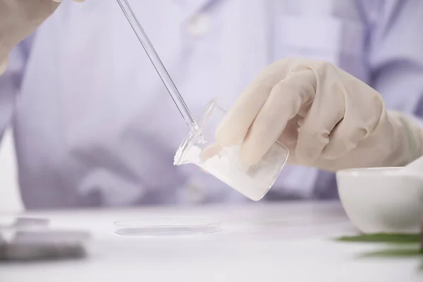 Sağlık Creme üretim laboratuvarında. Creme ürünler, laboratuvar. Sağlık sektörü.