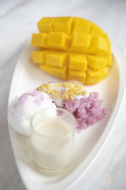 Mango ve yapışkan pirinç olduğunu Tayland popüler geleneksel tatlı