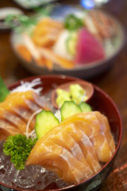 Çiğ somon dilimlenmiş arka plan