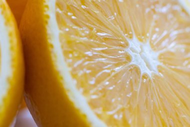 Beyaz arka plan üzerinde izole juicy orange