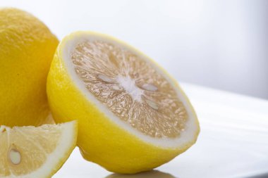 taze limon dilimi, beyaz arka plan üzerinde izole