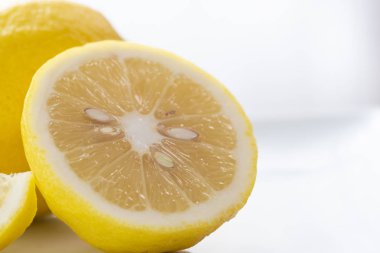 taze limon dilimi, beyaz arka plan üzerinde izole