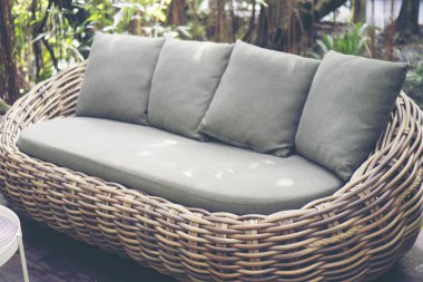 Kahve dükkanının bahçesinde kanepe, kahve kafe