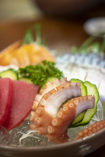 Japanse voedingsmiddelen sashimi (rauw gesneden vis, schaaldieren of schaaldieren — Stockfoto