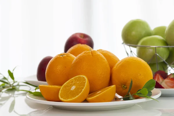 Juicy orange isolated on white background — Stock Photo, Image