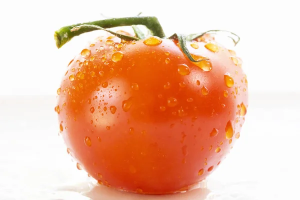 흰 배경에 따로 떨어져 있는 신선 한 토마토 — 스톡 사진
