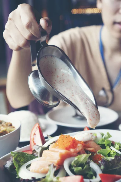 Sağlıklı sebzeile somon salatası