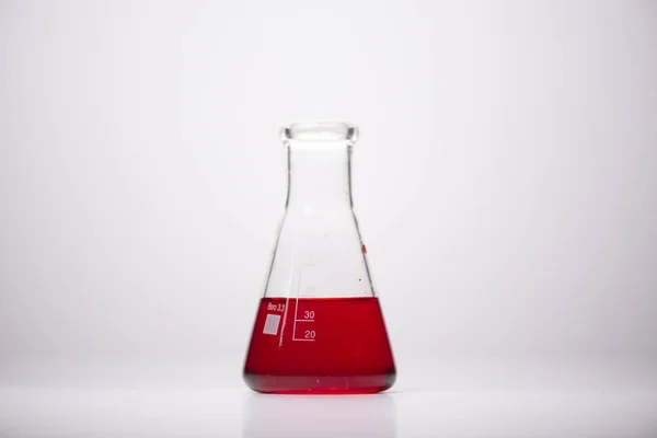Prodotti chimici in contenitori di vetro nei laboratori — Foto Stock