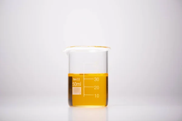Chemikalia w pojemnikach szklanych w laboratoriach — Zdjęcie stockowe