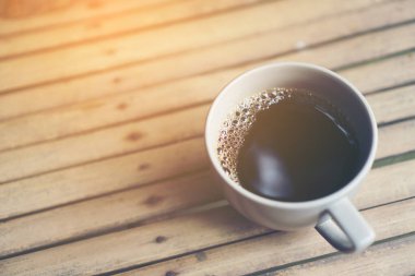 kahve filtre işleminden sıcak kahve fincanı, damla kahve