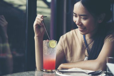 Kafede Asyalı kadınlar, vintage filtre görüntü