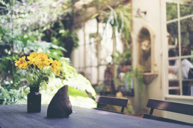 Masanın üzerine çiçek vazo