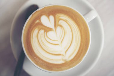 Latte sanatı ile sıcak kahve latte üst görünümü