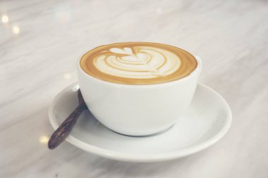 Latte sanatı ile sıcak kahve latte üst görünümü