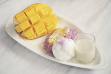 Olgun mango ve yapışkan pirinç, Tayland tatlıları.