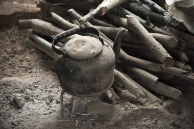 old Kettle near firelogs