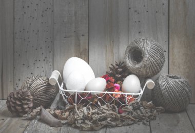 ahşap arka plan ile bir sepet içinde paskalya yumurtaları, vintage filtreli Görüntüler