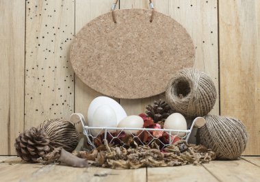 Ahşap arka planda paskalya yumurtaları