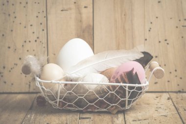 Ahşap arka planda paskalya yumurtaları