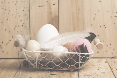 Ahşap arka planda paskalya yumurtaları