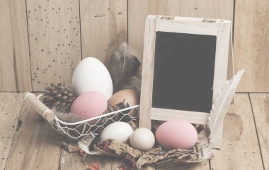 Ahşap bir arka plan üzerinde yumurta ile Paskalya konsepti, vintage filtreli Görüntüler