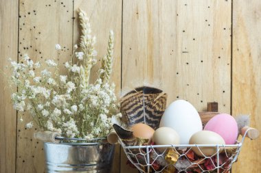 Ahşap arka planda paskalya yumurtaları