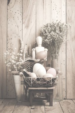 Ahşap bir arka plan üzerinde yumurta ile Paskalya konsepti, vintage filtreli Görüntüler