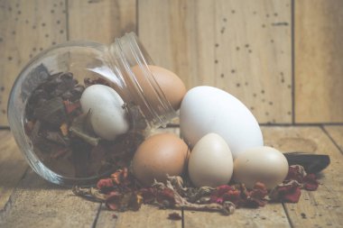 Ahşap bir arka plan üzerinde yumurta ile Paskalya konsepti, vintage filtreli Görüntüler