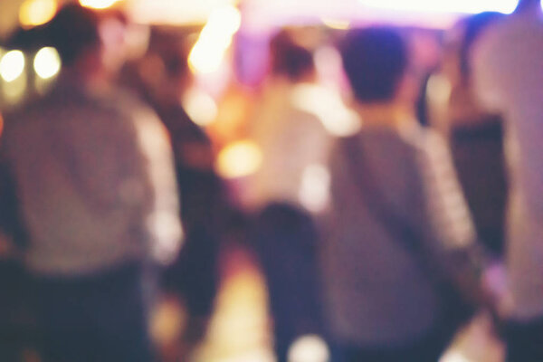 абстрактное размытое прошлое, пьяницы танцуют на вечеринке в пабе
.