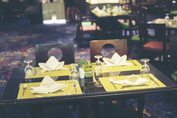 Mesa de cena en un hotel de lujo — Foto de Stock