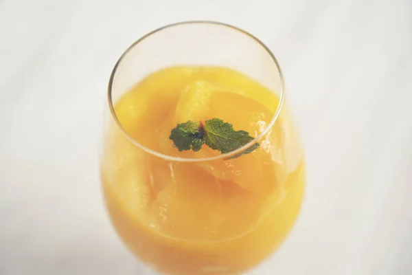 Манго сок смешивается для здоровья — стоковое фото