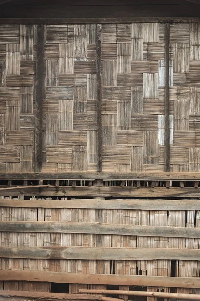 Yerli Tay Tarzında Bambu Duvar Bambu Desen Sepetçilik Yapımı — Stok fotoğraf
