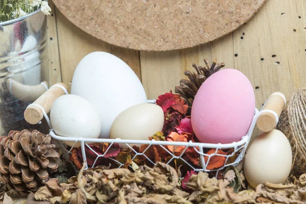 Ahşap arka planda paskalya yumurtaları