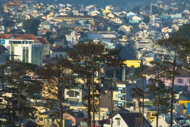 Sabahın erken saatlerinde yüksek görüşten renkli Dalat şehir, Vietnam