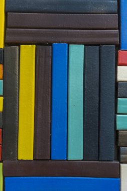 Arka plan için duvarda seramik karolar renkli