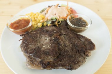 dana biftek beyaz plaka üzerinde 