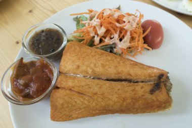 Somon steak beyaz plaka üzerinde 