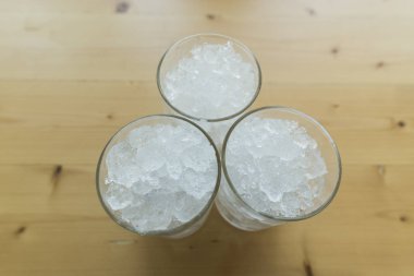 Bardaktaki buz gibi.