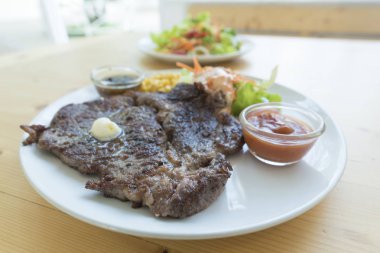 dana biftek beyaz plaka üzerinde 