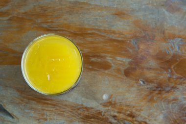 Ahşap arka planda portakal suyu