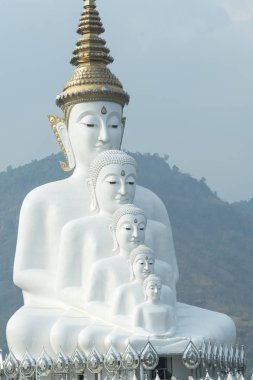 Wat Phasornkaew tapınağında beş Buda heykeli, Tayland, Phetchabun, Khao Kho