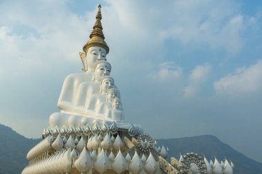 Wat Phasornkaew tapınağında beş Buda heykeli, Tayland, Phetchabun, Khao Kho