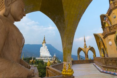 Wat Phasornkaew tapınağında beş Buda heykeli, Tayland, Phetchabun, Khao Kho