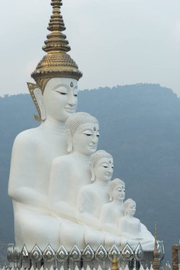 Wat Phasornkaew tapınağında beş Buda heykeli, Tayland, Phetchabun, Khao Kho