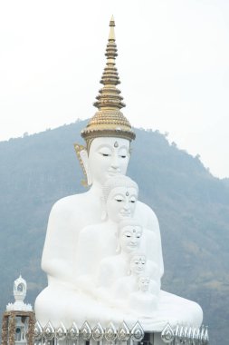 Wat Phasornkaew tapınağında beş Buda heykeli, Tayland, Phetchabun, Khao Kho