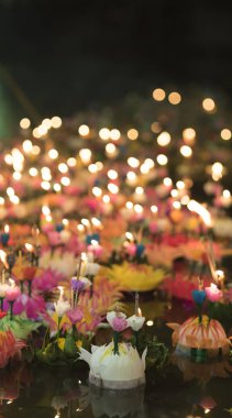 Nakhonnayok, Tayland - 25 Kasım :Loy Krathong festivali, Tayland halkı çiçek ve mum satın almak ve Nakhonnayok kutlamak için su üzerinde yüzen 25, 2015 Tayland.