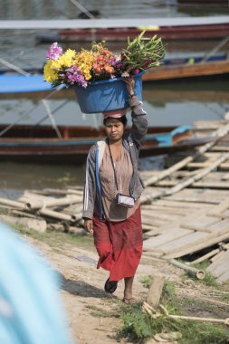 Sangklaburi,Tayland-23 Eylül 2015 : Wat Saam Prasob'un İç Duvar Dekorasyonu, Eski Şehrin son kalıntıları Khao Laem Rezervuarı'nı su bastı, Sangklaburi, Tayland