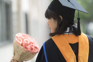 Kadın Tayland 'da ünlü bir üniversiteden mezun oldu.