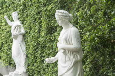 Bahçedeki antik heykel 