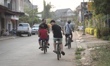 Champasak, Laos - 9 Mayıs: Laos Yerel Alan Mayıs'ta 9, 2016, Champasak, Laos.Young turistler Laos bisiklet gezisi .